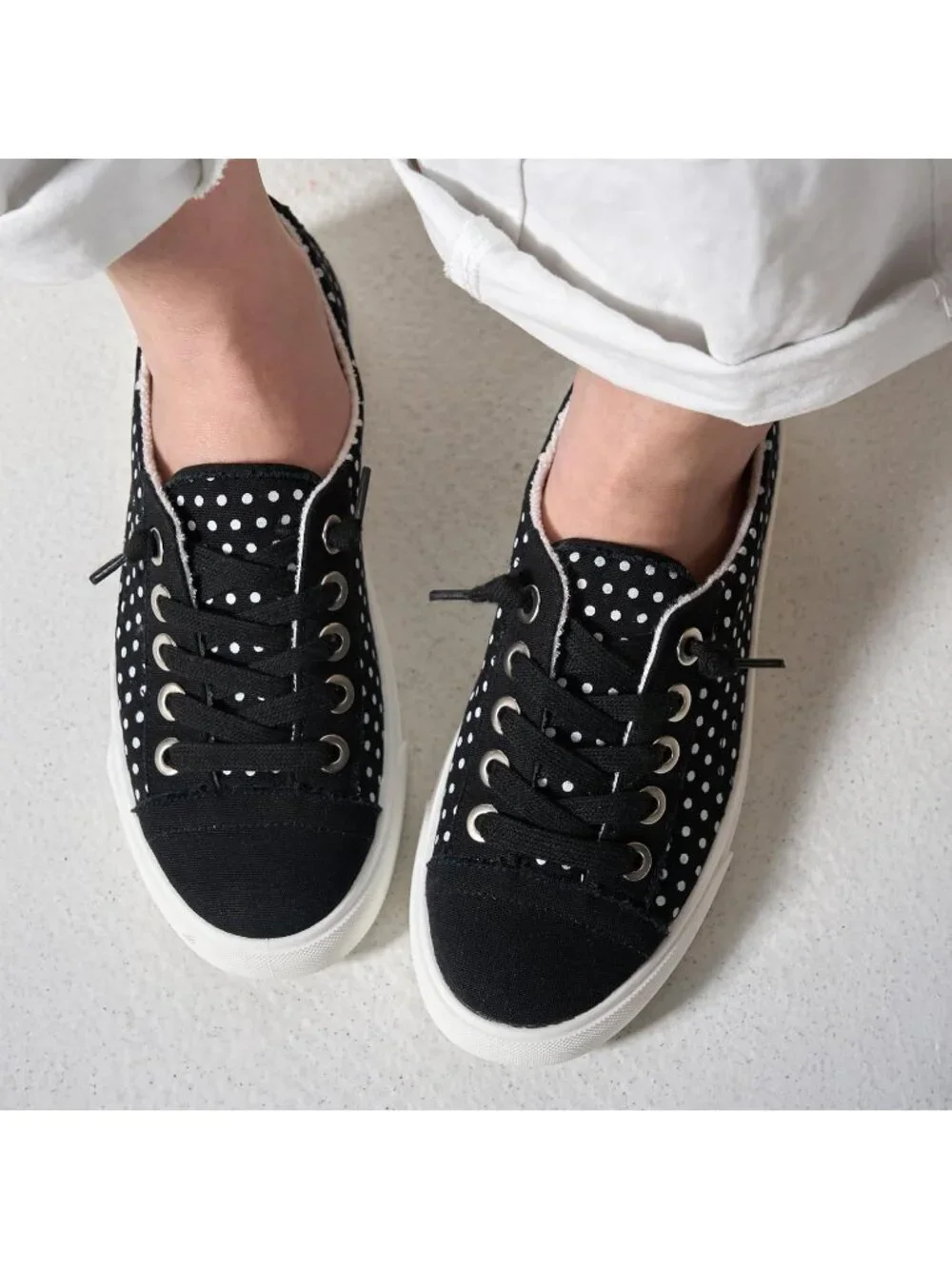 Women's Black Canvas Memory Foam Insole Non Slip and Lightweights Sneakers